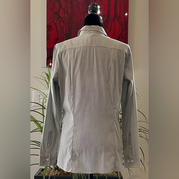 H&M Long Sleeve V-Neck Button Down Striped Shirt. CLEARANCE - Picture 3 of 9